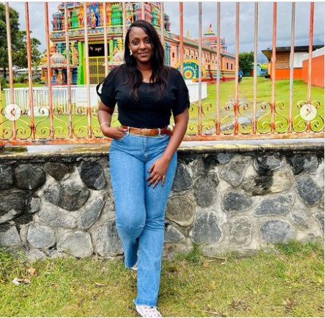 Moulée dans un jean, Halima Gadji dévoile sa silhouette Moulée dans un jean, Halima Gadji dévoile sa silhouette