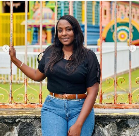 Moulée dans un jean, Halima Gadji dévoile sa silhouette Moulée dans un jean, Halima Gadji dévoile sa silhouette