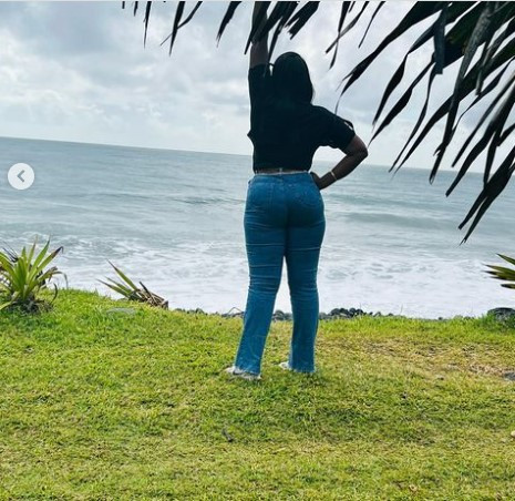 Moulée dans un jean, Halima Gadji dévoile sa silhouette Moulée dans un jean, Halima Gadji dévoile sa silhouette