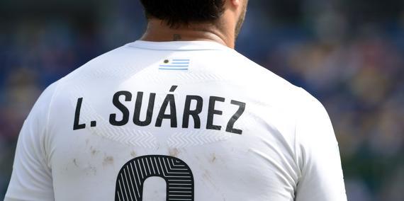Mercato – Liverpool/Barcelone/Real Madrid : Sa morsure pourrait coûter cher à Luis Suarez ! Mercato – Liverpool/Barcelone/Real Madrid : Sa morsure pourrait coûter cher à Luis Suarez !