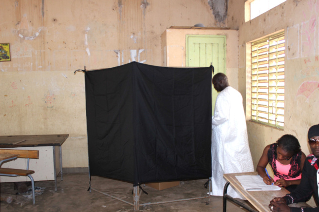 IMAGES/VIDEO - Le Ministre Oumar Gueye et candidat à la mairie de Sangalkam a accompli son devoir de citoyen