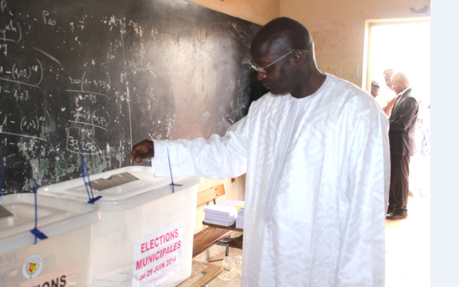 IMAGES/VIDEO - Le Ministre Oumar Gueye et candidat à la mairie de Sangalkam a accompli son devoir de citoyen