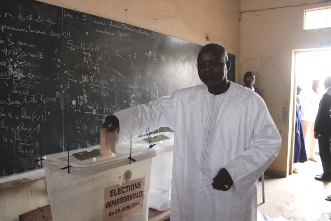 IMAGES/VIDEO - Le Ministre Oumar Gueye et candidat à la mairie de Sangalkam a accompli son devoir de citoyen