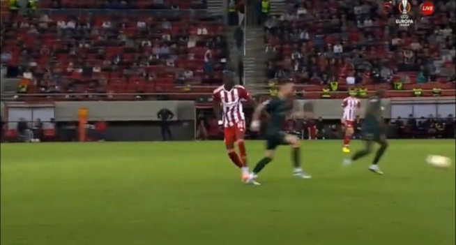 Europa League : La grosse erreur de Pape Abou Cissé qui offre le but à l’adversaire Europa League : La grosse erreur de Pape Abou Cissé qui offre le but à l’adversaire