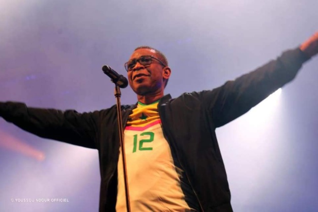 Le roi Youssou Ndour montre le chemin des grandes victoires Africaines aux lions du football. Le roi Youssou Ndour montre le chemin des grandes victoires Africaines aux lions du football.