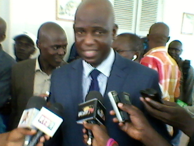 Macky Sall confie un budget de 118 milliards à Mansour Faye Macky Sall confie un budget de 118 milliards à Mansour Faye