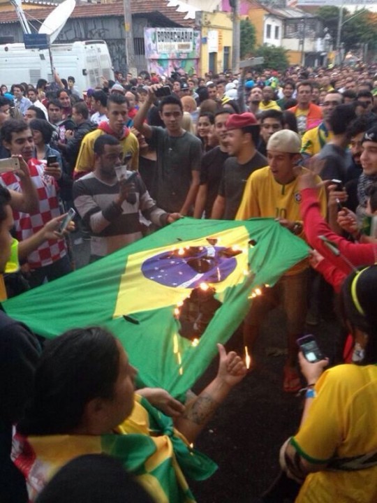 Après l’humiliation du Brésil, des émeutes se produisent au stade.