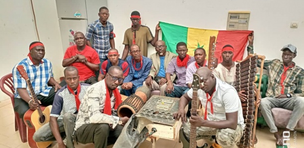 Les musiciens de l'orchestre national en brassards rouges