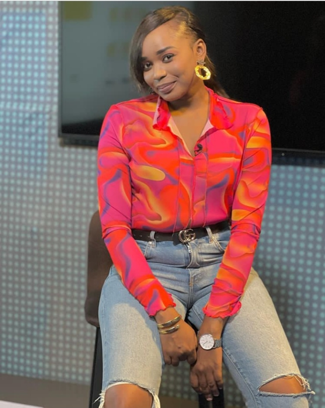 Chemise bigarrée, vie joyeuse : Naffy Dièye sourit au bonheur Chemise bigarrée, vie joyeuse : Naffy Dièye sourit au bonheur