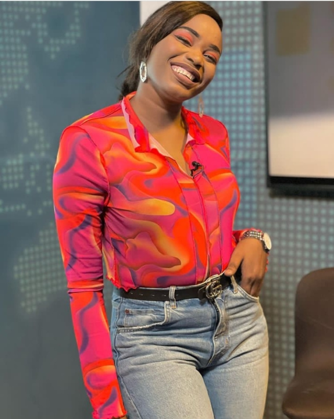 Chemise bigarrée, vie joyeuse : Naffy Dièye sourit au bonheur Chemise bigarrée, vie joyeuse : Naffy Dièye sourit au bonheur