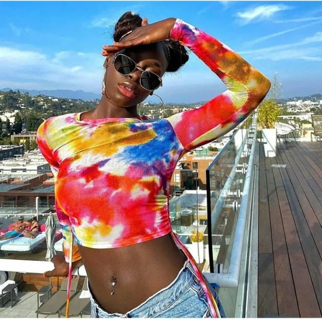 Percing au nombril, crop-top, Diarra Sylla très stylée et décontractée Percing au nombril, crop-top, Diarra Sylla très stylée et décontractée
