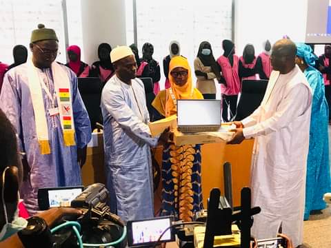 Après son sacre au récital du Coran à Dubaï: La championne mondiale Sokhna Ndaté Cissé récompensée par Cheikh Oumar Anne Après son sacre au récital du Coran à Dubaï: La championne mondiale Sokhna Ndaté Cissé récompensée par Cheikh Oumar Anne