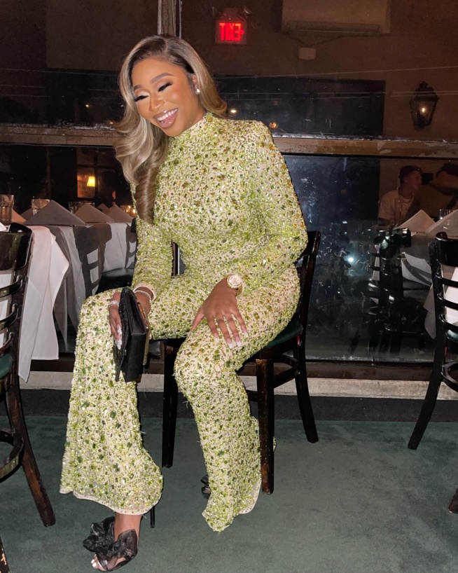 Classe et sublime l'artiste Sénégalo-gambienne Mary Njie de Atlanta expose son charme dans cette robe Classe et sublime l'artiste Sénégalo-gambienne Mary Njie de Atlanta expose son charme dans cette robe