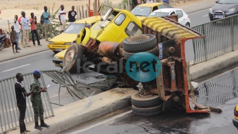 Photos - Un camion se renverse sur la VDN