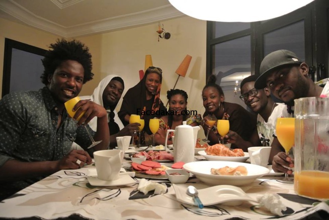 Le groupe des trois jeunes filles: Safari partage leur "ndogou" avec les mannequins Le groupe des trois jeunes filles: Safari partage leur "ndogou" avec les mannequins