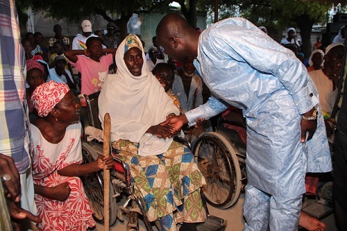 Social: Pape Diouf distribue le "ndogou"