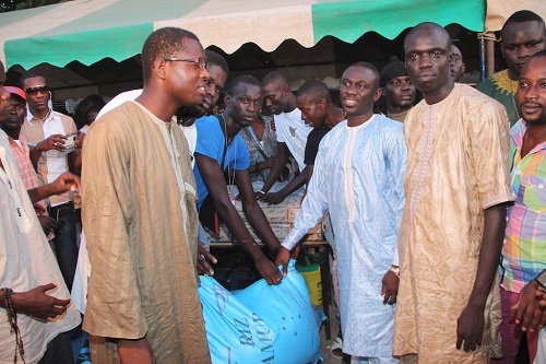 Social: Pape Diouf distribue le "ndogou"