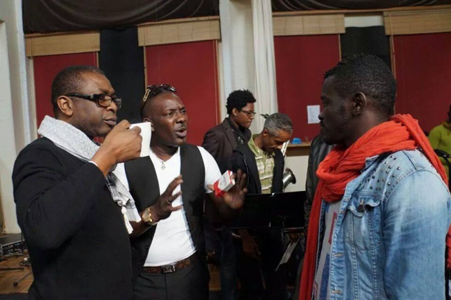 Actuellement en tournée européenne: Youssou Ndour en discussion avec Mbaye Dieye et Pape Moussa Actuellement en tournée européenne: Youssou Ndour en discussion avec Mbaye Dieye et Pape Moussa