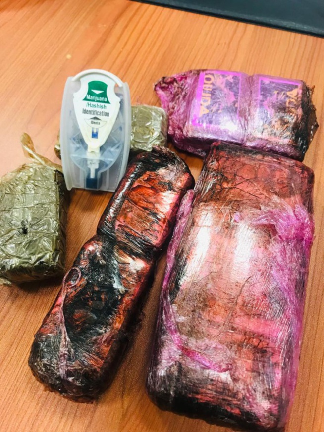 Un dealer tombe dans les filets de la Douane : 10 plaquettes de hachis d’un poids total de 900 grammes saisies Un dealer tombe dans les filets de la Douane : 10 plaquettes de hachis d’un poids total de 900 grammes saisies