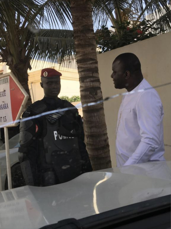 Cité Keur Gorgui / Venu rendre visite à Ousmane Sonko, Déthié Fall se voit interdire l'accès par la police Cité Keur Gorgui / Venu rendre visite à Ousmane Sonko, Déthié Fall se voit interdire l'accès par la police