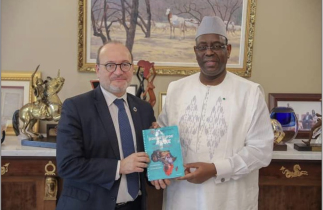 Macky Sall reçoit le Directeur de l'AFD, Rémy Rioux : La rénovation du stade Iba Mar Diop et de la Piscine olympique, au coeur des échanges Macky Sall reçoit le Directeur de l'AFD, Rémy Rioux : La rénovation du stade Iba Mar Diop et de la Piscine olympique, au coeur des échanges