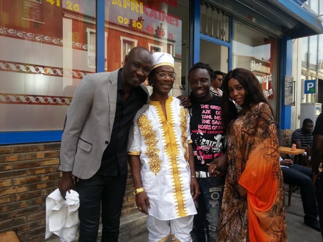 Cheikh Ndiaye de "Soleil le vent" pose avec zale Komé et Alain Djiboune les deux restaurateurs parisiens