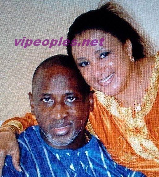 Le richisme homme d'affaire Manar Sall en compagnie de sa "kani ngégn" Le richisme homme d'affaire Manar Sall en compagnie de sa "kani ngégn"