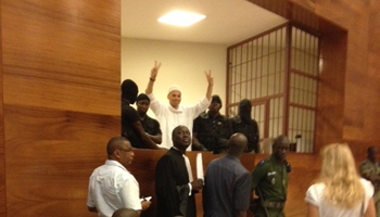 Karim Wade salue ses militants après le renvoi du procès à lundi