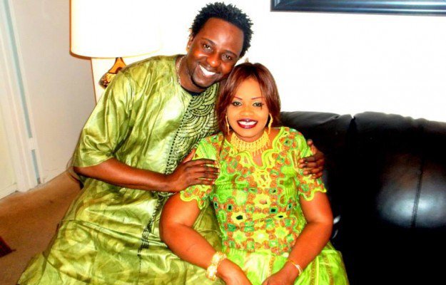 Arame Thioye toute joyeuse avec son Papi chou Arame Thioye toute joyeuse avec son Papi chou