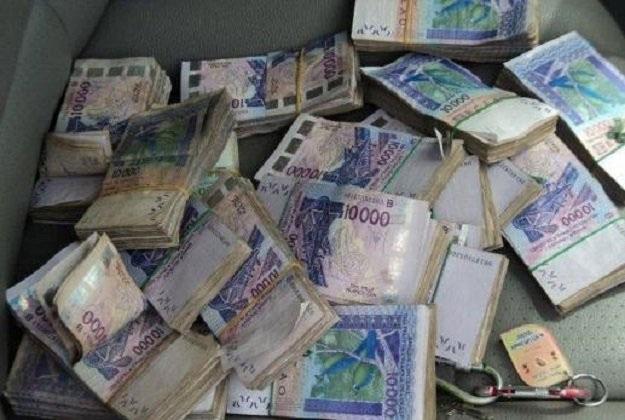 Axe Thiès-Dakar: Des billets noirs d’une contrevaleur de 905 millions FCfa, saisis par le GPR de la Douane Axe Thiès-Dakar: Des billets noirs d’une contrevaleur de 905 millions FCfa, saisis par le GPR de la Douane