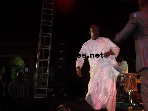 Le nouveau ministre de la communication du palais Yakham Mbaye au rythme du" mbalakh" de Youssou Ndour. Le nouveau ministre de la communication du palais Yakham Mbaye au rythme du" mbalakh" de Youssou Ndour.