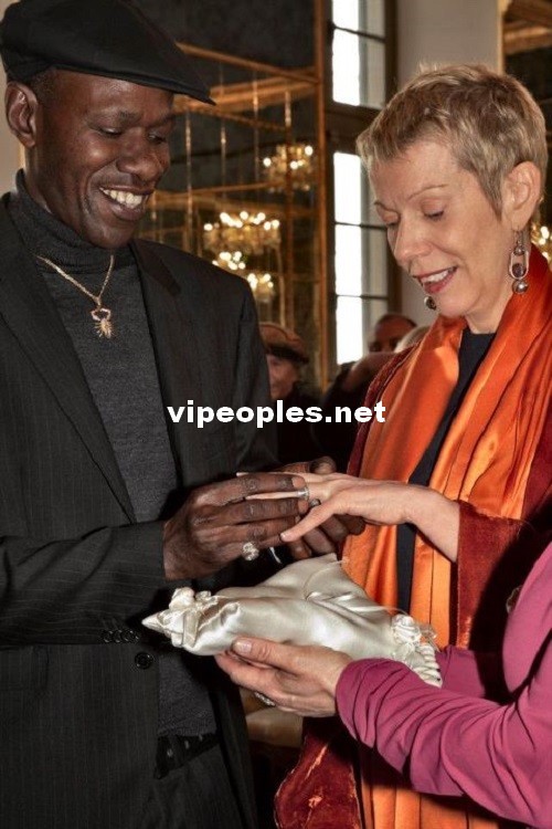 Mamadou Lamine Maiga passe la bague à sa femme Mamadou Lamine Maiga passe la bague à sa femme