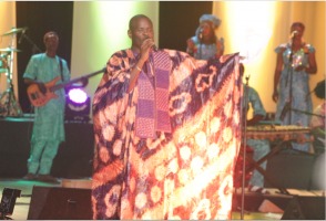 Images- Nuit du bazin- Djiby Dramé met le feu au Grand Théâtre