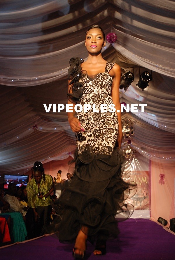 3 Photos: Le mannequin Maman Mbaye en mode défilé