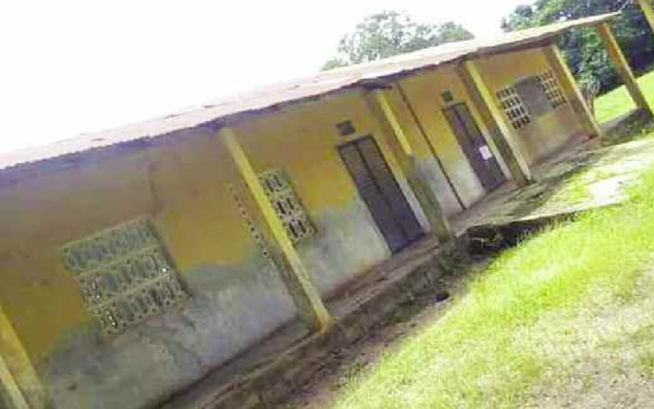 État de délabrement avancé de l'école de Tendouck : Les députés demandent sa réfection avant que le pire ne se produise État de délabrement avancé de l'école de Tendouck : Les députés demandent sa réfection avant que le pire ne se produise