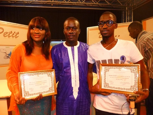 Demba Guissé et TITI reçoivent leur diplôme de l'artiste révélation du mois des mains de Dj Makhou
