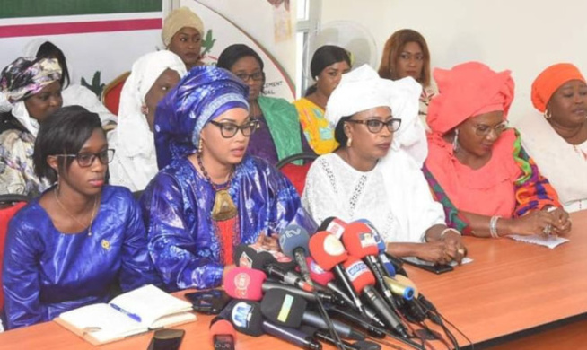 Les Femmes de YAW sur l'agression de Amy Ndiaye: "Nous condamnons toute violence, mais..." Les Femmes de YAW sur l'agression de Amy Ndiaye: "Nous condamnons toute violence, mais..."