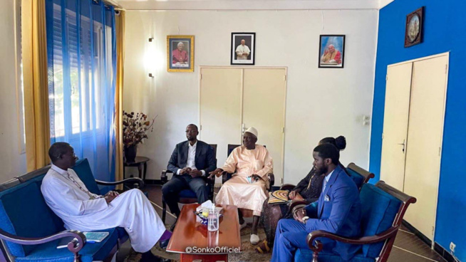 A quelques heures de sa confrontation avec Adji Sarr, Sonko reçu par Monseigneur Benjamin Ndiaye A quelques heures de sa confrontation avec Adji Sarr, Sonko reçu par Monseigneur Benjamin Ndiaye