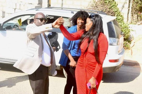 Robe rouge moulante, vraies ou fausses hanches :Adji Sarr fait sensation au Tribunal Robe rouge moulante, vraies ou fausses hanches :Adji Sarr fait sensation au Tribunal