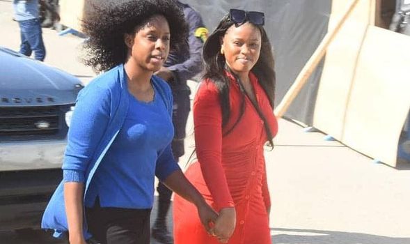 Robe rouge moulante, vraies ou fausses hanches :Adji Sarr fait sensation au Tribunal Robe rouge moulante, vraies ou fausses hanches :Adji Sarr fait sensation au Tribunal