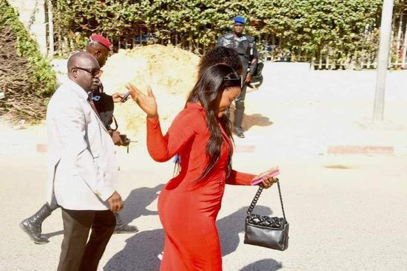 Robe rouge moulante, vraies ou fausses hanches :Adji Sarr fait sensation au Tribunal Robe rouge moulante, vraies ou fausses hanches :Adji Sarr fait sensation au Tribunal