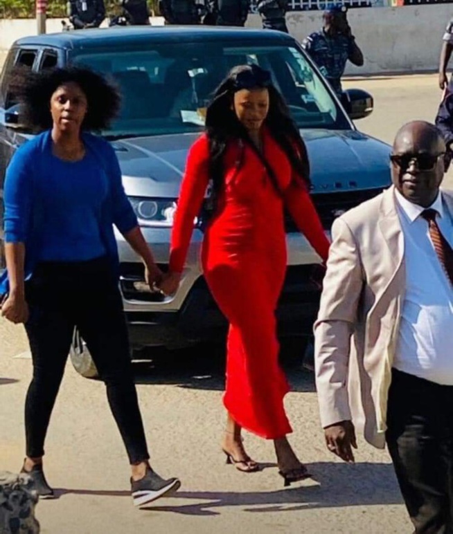 Ousmane Sonko: "Adji Sarr est en train de subir des pressions et menaces, venez récupérer votre fille" Ousmane Sonko: "Adji Sarr est en train de subir des pressions et menaces, venez récupérer votre fille"