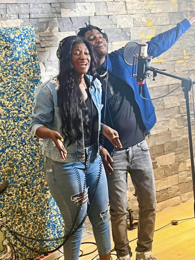 Jean moulant et déchiré, look d’enfer : Mia Guissé complice avec Wally