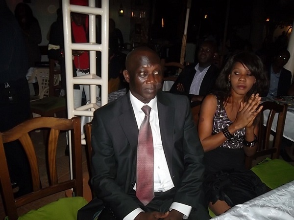 Serigne Mbacké Ndiaye tresse des lauriers à Cheikh Amar Serigne Mbacké Ndiaye tresse des lauriers à Cheikh Amar