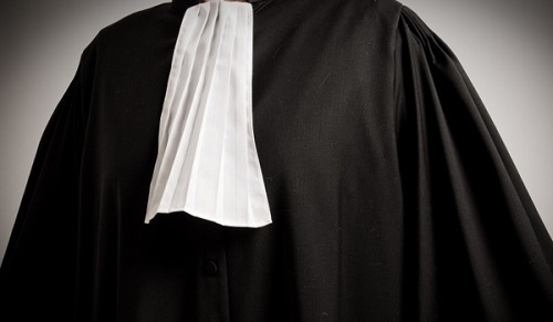 Escroquerie et usurpation de fonction : Un Doctorant, ignorant le Droit international, Ã la barre Escroquerie et usurpation de fonction : Un Doctorant, ignorant le Droit international, Ã la barre