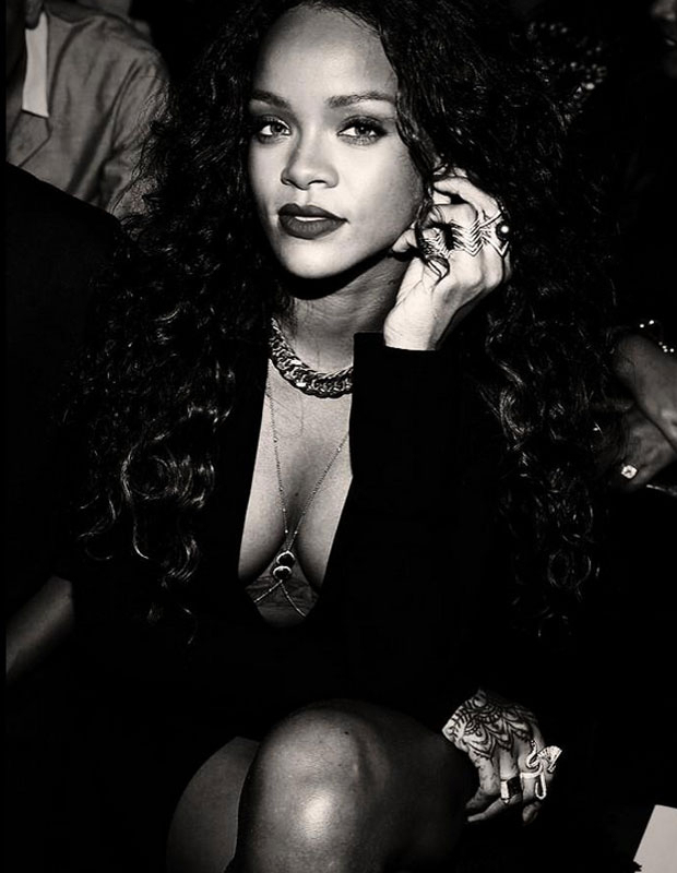 Photo-Le décolleté torride de Rihanna