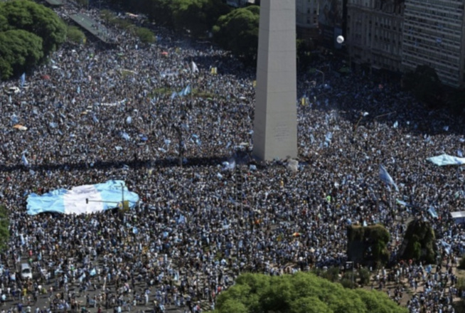 L'Argentine championne du monde: ivres de joie, soulagés, les Argentins par millions dans les rues L'Argentine championne du monde: ivres de joie, soulagés, les Argentins par millions dans les rues