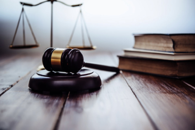 Un électricien étrangle à mort son père puis menace de tuer sa mère Un électricien étrangle à mort son père puis menace de tuer sa mère