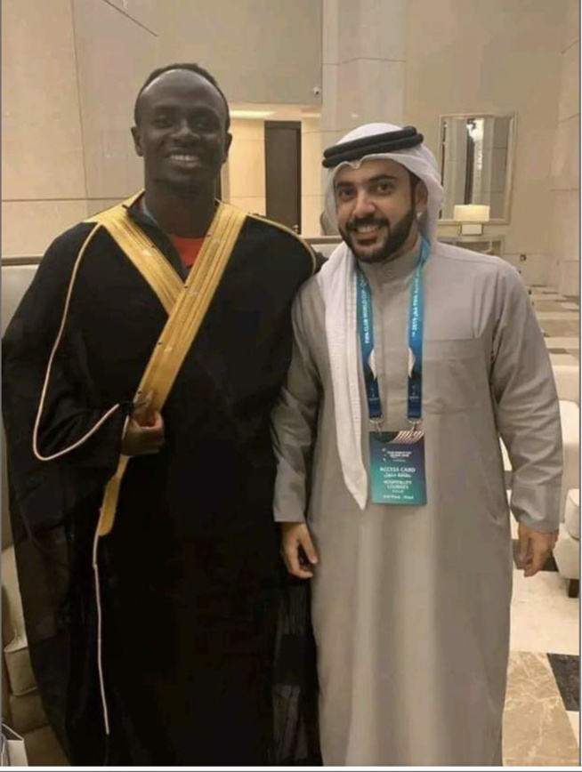 En image Sadio Mané en bisht qatari: Fan de Messi ? Appréciez... En image Sadio Mané en bisht qatari: Fan de Messi ? Appréciez...