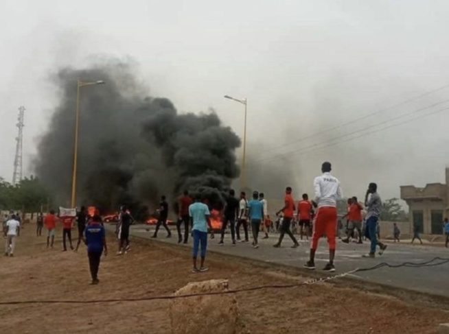 Du Campus de l’Ussein à Mbadakhoune/ Pour demander la restitution de leurs terres: Les populations brûlent des pneus Du Campus de l’Ussein à Mbadakhoune/ Pour demander la restitution de leurs terres: Les populations brûlent des pneus